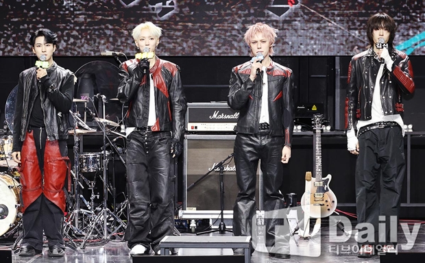 ���̿���