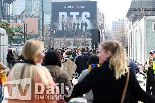 BTS ÄÄ¹é ¶óÀ̺ê: ¾Æ¸®¶û(ARIRANG)ÀÌ ¿¸®´Â ±¤È¹® ±¤Àå ÀÏ´ë