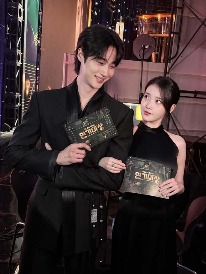 2025 MBC 연기대상에 참석한 변우석 아이유