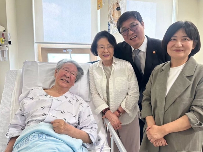 최휘영 장관이 지난 6월 배우 고 최불암을 만났다.